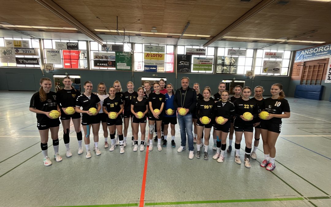 Stephan Bokelmann mit Spende für den NHC