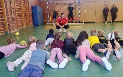Über 100 Kinder entdecken die bunte Welt des Handballs